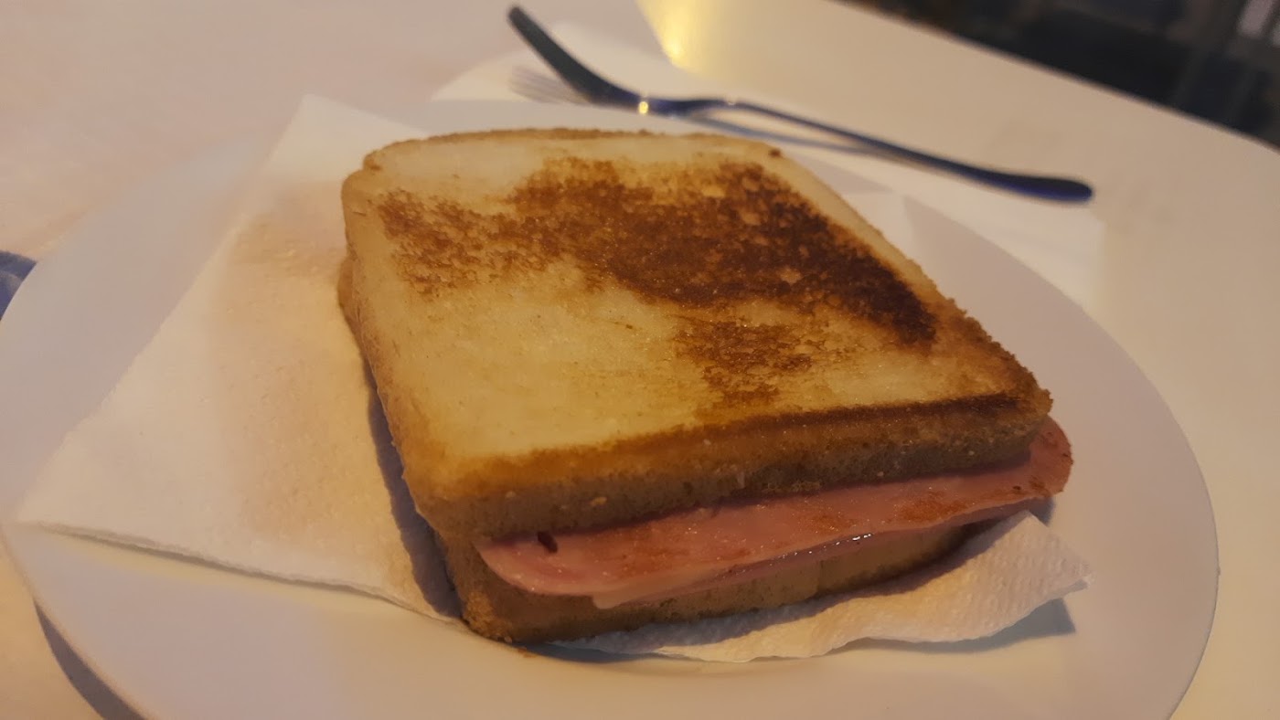 Tostada de jamón y queso con servilleta